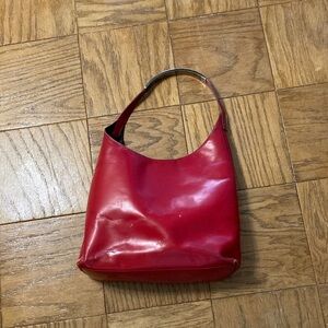 Gucci red leather shoulder bag.
